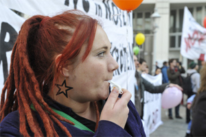 ÖH-Vorsitzende Janine Wulz bei einer Demonstration im Oktober 2011. ÖH-Vorsitzende Janine Wulz bei einer Demonstration im Oktober 2011.