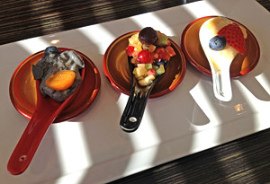 Dreimal Dessert - Creme Brulee vom schwarzen Sesam, unser beider Favorit, daneben Anmitsu-Gelee mit frischen Früchten und Miso Panna Cotta