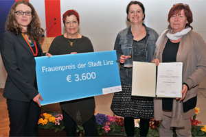 Von links nach rechts: Frauenstadträtin Eva Schobesberger, Gemeinderätin Erika Rockenschaub, Alexandra Gusetti (Gründungsmitglied FRAGILE) und Ulrike Bernauer-Birner (Geschäftsführerin VFQ GmbH) Von links nach rechts: Frauenstadträtin Eva Schobesberger, Gemeinderätin Erika Rockenschaub, Alexandra Gusetti (Gründungsmitglied FRAGILE) und Ulrike Bernauer-Birner (Geschäftsführerin VFQ GmbH)
