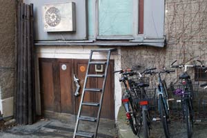 Im Innenhof der Schießstattgasse 40 befindet sich der Eingang zur Werkstatt. Im Innenhof der Schießstattgasse 40 befindet sich der Eingang zur Werkstatt.