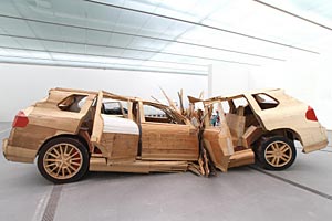 "Erst im Unfall mit Totalschaden erreicht die vulgäre Anmut eines Porsche Cayenne ihre ekstatische Vollendung", kommentieren Folke Köbberling und Martin Kaltwasser ihren "Crushed Cayenne". "Erst im Unfall mit Totalschaden erreicht die vulgäre Anmut eines Porsche Cayenne ihre ekstatische Vollendung", kommentieren Folke Köbberling und Martin Kaltwasser ihren "Crushed Cayenne".