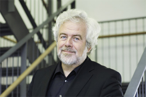 Was die Uni in die Waagschale zu werfen hat, ist ihre Unabhängigkeit von
äußeren Machtfaktoren, sagt Professor Jochen Hörisch, der mehr Liebe
für die entromantisierte Alma Mater fordert. Was die Uni in die Waagschale zu werfen hat, ist ihre Unabhängigkeit von
äußeren Machtfaktoren, sagt Professor Jochen Hörisch, der mehr Liebe
für die entromantisierte Alma Mater fordert.