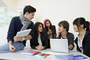 Die momentane Situation, in der eine homogene Lehrerschaft sehr heterogenen Schüler- und Elterngruppen gegenübersteht, sorgt für ein Ungleichgewicht in der Gesellschaft, analysiert Hatice Tanirgan-Lutz vom bayrischen Netzwerk für Lehrer mit Migrationsgeschichte. Die momentane Situation, in der eine homogene Lehrerschaft sehr heterogenen Schüler- und Elterngruppen gegenübersteht, sorgt für ein Ungleichgewicht in der Gesellschaft, analysiert Hatice Tanirgan-Lutz vom bayrischen Netzwerk für Lehrer mit Migrationsgeschichte.