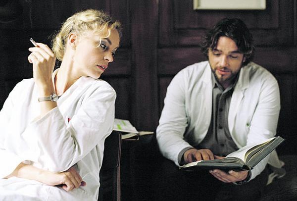 Zwei strafversetzte Ärzte in der Provinz eines versteinerten Landes: Nina Hoss und Ronald Zehrfeld finden in Christian Petzolds "Barbara" auf eine distanzierte Weise aneinander Gefallen.