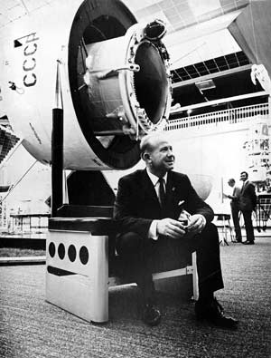 ...und der russische Kosmonaut Alexej Leonow auf "Galaxy" von Walter Pichler (1968). ...und der russische Kosmonaut Alexej Leonow auf "Galaxy" von Walter Pichler (1968).