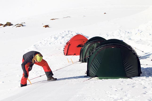 Zelten am Berg mit extrabreiten Schneeheringen.