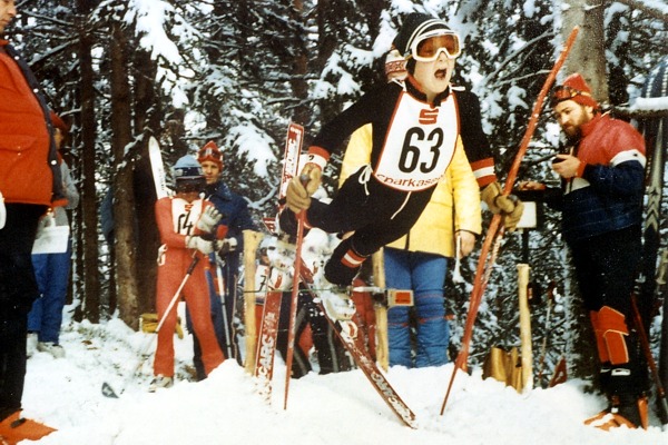 Dynamischer Start bei einem Kinderskirennen.