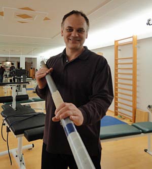 März 2012: Hermann Fehringer mit jenem Stab, mit dem er 5,77 Meter überquerte. März 2012: Hermann Fehringer mit jenem Stab, mit dem er 5,77 Meter überquerte.