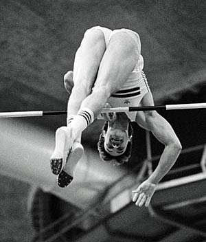 Hermann Fehringer bei seiner Arbeit im verflossenen Jahrtausend: Rund 20-mal katapultierte er sich über 5,70 Meter und drüber, 1990 gewann er Bronze bei der EM. Hermann Fehringer bei seiner Arbeit im verflossenen Jahrtausend: Rund 20-mal katapultierte er sich über 5,70 Meter und drüber, 1990 gewann er Bronze bei der EM.