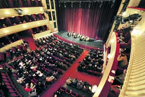Alfred Gusenbauer, Katherine S. Newman, Ivan Krastev, Lilia Shevtsova und Christopher Lauer (v. li.) diskutierten über "Staat und Krise" - das Wiener Burgtheater gab die Kulisse. Alfred Gusenbauer, Katherine S. Newman, Ivan Krastev, Lilia Shevtsova und Christopher Lauer (v. li.) diskutierten über "Staat und Krise" - das Wiener Burgtheater gab die Kulisse.