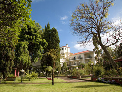 Es gibt auf Madeira und auch auf dem Festland Portugals zahlreiche alte 
Herrenhäuser, die nun als Hotels bewohnbar sind. Unter der Marke Quintas
 da Madeira haben sich acht solcher zusammengeschlossen. Das Konzept: 
Ein historisches Landhaus mit großem Garten muss vorhanden sein. Viele 
bieten außerdem Spa-Anlagen, Pool oder Golfplatz: www.quintas-madeira. 
comEin Tipp für Kunstinteressierte ist das Kunstzentrum Casa das Mudas 
in Calheta. Karger Basaltstein beherbergt umso buntere Kunst. Außerdem 
eine Bibliothek, ein Auditorium und ein Restaurant: 
www.centrodasartes.com