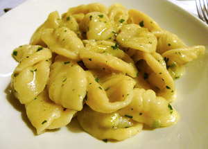 Die zart vom Wirten gedrückten Nudeln, genannt Cruset, mit Erdäpfeln und Lauch. Die zart vom Wirten gedrückten Nudeln, genannt Cruset, mit Erdäpfeln und Lauch.