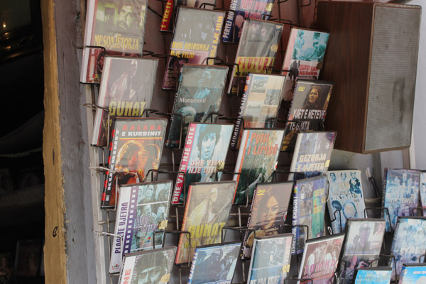 Trotz scheinbarer Bemühungen der Regierung, die Piraterie bei Videos einzudämmen, findet man in Tirana nur selten Original-DVDs. Albanische Filme mit englischen Untertiteln sind nicht oder nur sehr schwer zu bekommen.