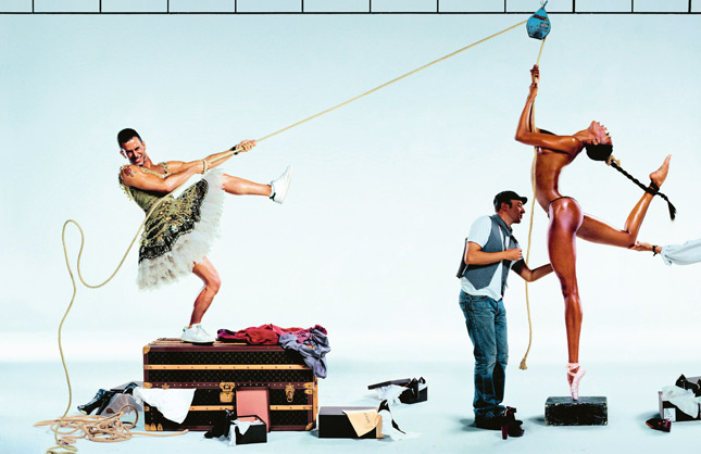 Röcke trägt der Chefdesigner von Louis Vuitton, der Amerikaner Marc Jacobs (links) gerne. Für Fotograf Jean-Paul Goude hat er sich in ein Kleid gezwängt und sich auf einen der berühmten Koffer der Marke gestellt.