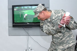 CIA-Direktor David Petraeus beim Wii-Spielen. In Zukunft sollen Personen über vernetzte Geräte ausspioniert werden. CIA-Direktor David Petraeus beim Wii-Spielen. In Zukunft sollen Personen über vernetzte Geräte ausspioniert werden.