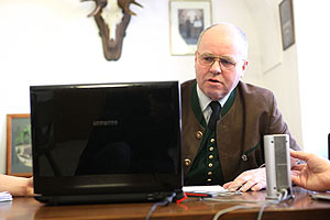 ... der oberösterreichische Jäger Sepp Brand mayr fühlen
sich via Skype verbunden. ... der oberösterreichische Jäger Sepp Brand mayr fühlen
sich via Skype verbunden.