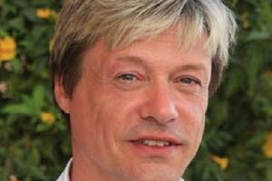Christer Fällman, Initiator des Altersheims: "Wir vertreten Menschen, die oft ihr halbes Leben lang diskriminiert wurden. Schwule, Lesben und Transsexuelle, die in den 1930er- bis 1950er-Jahren
geboren wurden, haben ihr Leben lang genug um Toleranz kämpfen müssen.
Gerade gesundheitlich schwächer werdende Menschen brauchen das Gefühl
von Geborgenheit und Gemeinschaft." Christer Fällman, Initiator des Altersheims: "Wir vertreten Menschen, die oft ihr halbes Leben lang diskriminiert wurden. Schwule, Lesben und Transsexuelle, die in den 1930er- bis 1950er-Jahren
geboren wurden, haben ihr Leben lang genug um Toleranz kämpfen müssen.
Gerade gesundheitlich schwächer werdende Menschen brauchen das Gefühl
von Geborgenheit und Gemeinschaft."