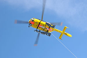 "Abflugcheck o. k, wir steigen, nach allen Richtungen frei", gibt Heli dem Piloten durch, und ab geht's. "Abflugcheck o. k, wir steigen, nach allen Richtungen frei", gibt Heli dem Piloten durch, und ab geht's.