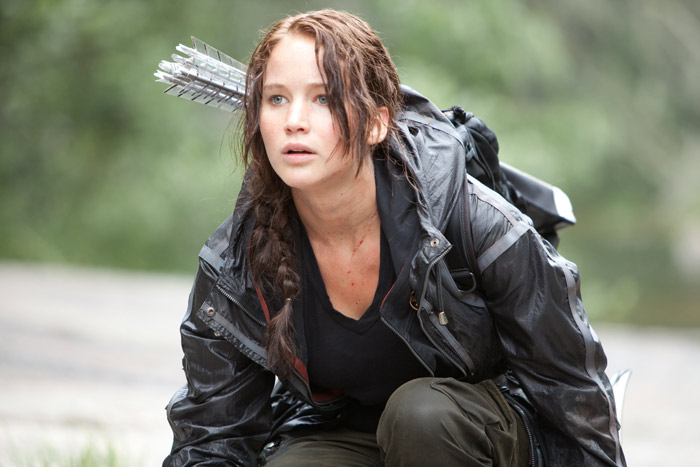 Jennifer Lawrence als geprüfte Heldin mit Pfeil und Bogen.