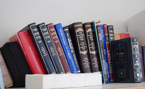 Neben dem Österreichischen Wörterbuch sind im Klassenzimmer Bücher in hebräischer Sprache zu finden.