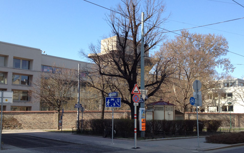 Im Hintergrund: Der Flakturm.