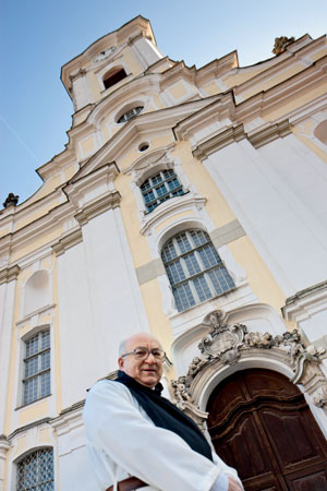 Jederzeit Zeit für ein Starkbier, das den Herrn preist: Im Kloster
Engelszell betreibt Abt Marianus die einzige Trappistenbrauerei im
deutschen Sprachraum. Jederzeit Zeit für ein Starkbier, das den Herrn preist: Im Kloster
Engelszell betreibt Abt Marianus die einzige Trappistenbrauerei im
deutschen Sprachraum.