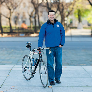 Ken Podziba ist seit zwei Jahren Leiter von Bike New York, einer von der Stadt geförderten Non-Profit-Organisation, die sich der Förderung des Radfahrens und der Verkehrserziehung widmet. Der Columbia-Absolvent (Architektur und Stadtplanung) war zwölf Jahre lang Sportstadtrat.www.bikenewyork.org