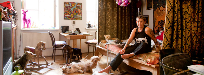 "Ich liebe Kitsch. Je kitschiger, desto besser. Aber noch mehr Sammeln 
geht nicht, sonst muss ich ausziehen." Marianne Kohn in Wien-Neubau.