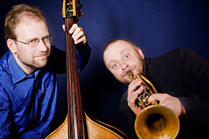 Unheilbar witzige Virtuosität zwischen Jazz und stilisierter Folklore: Bassist und Komponist Georg Breinschmid mit Duo-Partner und Trompeter Thomas Gansch.