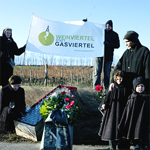 Die Mitglieder der Bürgerinitiative bei der symbolischen Beerdigung des Weinviertels. Die Mitglieder der Bürgerinitiative bei der symbolischen Beerdigung des Weinviertels.