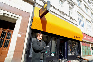 Wolfgang Leitner vor seinem neu gestylten "ig fahrrad"-Shop. Hier trifft
 Retro auf Hightech - im Zentrum steht der Servicegedanke.