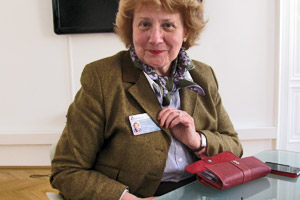 Ihre "Immobiliencard" zeigt Margret Funk gerne und mit Stolz her: "Unverzichtbar." Ihre "Immobiliencard" zeigt Margret Funk gerne und mit Stolz her: "Unverzichtbar."