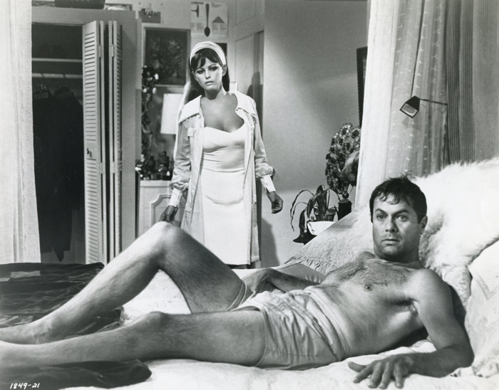 Das Leben in Südkalifornien - ein Traum: Tony Curtis und Claudia Cardinale 
in Alexander Mackendricks letztem Film "Don't Make Waves" (1967). 