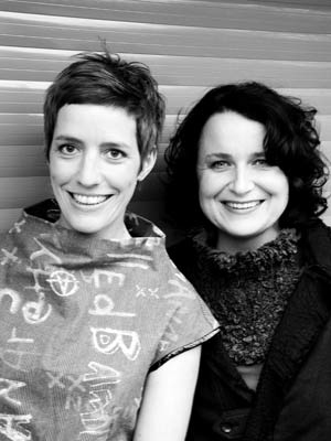 Cloed Baumgartner (li.) und Jasmin Ladenhaufen sind Designerinnen und die Macherinnen des Modepalasts, der vom 13. bis 15. April im OÖ Kulturquartier in Linz und vom 4. bis 6. Mai im Museum für angewandte Kunst in Wien zu sehen ist. www.modepalast.com