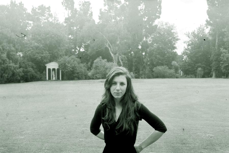 Das Harmonium dröhnt, ein Cello raunt, die Drumbox pluckert: Julia 
Holter variiert dazu Zeilen der antiken griechischen Dichterin Sappho.