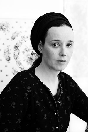 Die Modemacherin Susanne Bisovsky beschäftigt sich seit ihrem Studium an der Wiener Angewandten mit Trachten. Ihr Wiener Salon befindet sich in der Seidengasse 13 im 7. Gemeindebezirk. In der Wiener Kunsthalle läuft ab 4. Mai ihre Ausstellung "Mit-Gift". bisovsky.com Die Modemacherin Susanne Bisovsky beschäftigt sich seit ihrem Studium an der Wiener Angewandten mit Trachten. Ihr Wiener Salon befindet sich in der Seidengasse 13 im 7. Gemeindebezirk. In der Wiener Kunsthalle läuft ab 4. Mai ihre Ausstellung "Mit-Gift". bisovsky.com