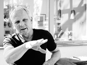 Der in Wien lebende Filmemacher Othmar Schmiderer drehte in den vergangenen Jahrzehnten unzählige Dokumentar- und Spielfilme. Sein jüngstes Projekt "Stoff der Heimat", ein Dokumentarfilm über die Tracht, läuft ab 13. April im Wiener Stadtkino. othmarschmiderer.at, stadtkinowien.at Der in Wien lebende Filmemacher Othmar Schmiderer drehte in den vergangenen Jahrzehnten unzählige Dokumentar- und Spielfilme. Sein jüngstes Projekt "Stoff der Heimat", ein Dokumentarfilm über die Tracht, läuft ab 13. April im Wiener Stadtkino. othmarschmiderer.at, stadtkinowien.at