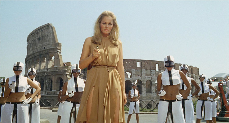 Diese Frau schießt ungewöhnlich scharf: Ursula Andress ist in Elio Petris 
"Das 10. Opfer" als verführerische Amerikanerin auf Beutezug in Rom.