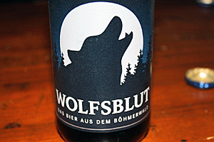 Neben dem Hausbier "Wolfsblut" gibt es auch einen eigenen Wodka von Mountain Wolf. Neben dem Hausbier "Wolfsblut" gibt es auch einen eigenen Wodka von Mountain Wolf.