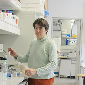 Die Chemikerin im Labor. Das Interesse an ihrem Fach und ihrer Forschung schätzt sie als "sehr groß" ein. MaturantInnen rät sie, auch einmal in die MINT-Fächer hineinzuschnuppern,
 denn "Chemie in der Schule ist
 anders als auf der Uni".