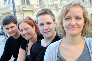 Das ÖH-Vorsitzteam (v. li.): Martin Schott (übernimmt den Vorsitz Ende Juni), Janine Wulz (derzeitige Vorsitzende), Peter Grabuschnig (Generalsekretär) und Angelika Gruber (stellvertretende Vorsitzende). Das ÖH-Vorsitzteam (v. li.): Martin Schott (übernimmt den Vorsitz Ende Juni), Janine Wulz (derzeitige Vorsitzende), Peter Grabuschnig (Generalsekretär) und Angelika Gruber (stellvertretende Vorsitzende).