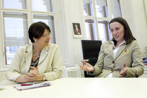 Wiens Finanzstadträtin Renate Brauner (li.), ehemalige Teilzeitkraft Okanovic: "Die einen
haben immer mehr Überstunden,
die anderen
können
von ihrem Job nicht leben - das passt nicht zusammen." Wiens Finanzstadträtin Renate Brauner (li.), ehemalige Teilzeitkraft Okanovic: "Die einen
haben immer mehr Überstunden,
die anderen
können
von ihrem Job nicht leben - das passt nicht zusammen."