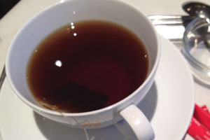Egal wie man es formuliert, man bekommt Earl Grey mit Milch serviert. Egal wie man es formuliert, man bekommt Earl Grey mit Milch serviert.