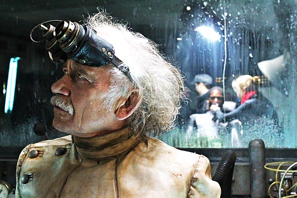 Diesmal soll es mit dem Welteroberungsplan besser klappen: Tilo Prückner als Doktor Richter in Timo Vuorensolas Trash-Nazi-Groteske "Iron Sky".