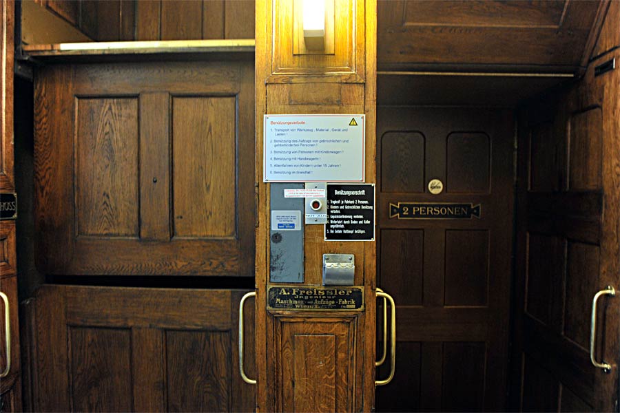 Gönnt sich seit 100 Jahren immer nur nachts eine Pause: der Paternoster im Haus der Industrie.