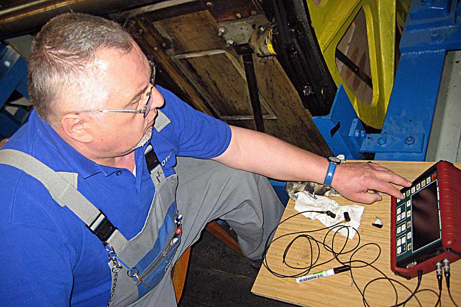 Alle fünf Jahre führt Zolles oben im Maschinenraum eine Ultraschallprüfung der Bolzen durch.