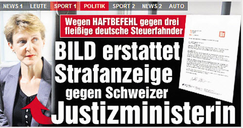 Die Schweiz zeigt Flagge vor dem Reichstagsgebäude in Berlin (oben) - 
und mit ihrem Haftbefehl gegen deutsche Steuerbeamte, gegen den nun die 
"Bild"-Zeitung ihre Geschütze in Stellung bringt.