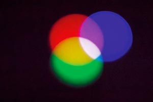 Farbüberlagerungen, die sich zu Weiß addieren: die Dreifachprojektion " Color Balance", 1980 von Morgan Fisher (2002 rekonstruiert). Farbüberlagerungen, die sich zu Weiß addieren: die Dreifachprojektion " Color Balance", 1980 von Morgan Fisher (2002 rekonstruiert).