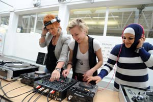 Petra Grosinic, Christina Steyskal und Elif Isik (v. li.) an den
Turntables in der Brunnenpassage, wo sie gelernt haben, was es braucht,
um DJane zu sein. Petra Grosinic, Christina Steyskal und Elif Isik (v. li.) an den
Turntables in der Brunnenpassage, wo sie gelernt haben, was es braucht,
um DJane zu sein.