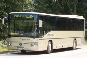 Hin und wieder fährt er doch, der Bus. Für eine wirkliche Alternative zum Privatauto leider viel zu selten und unregelmäßig.
